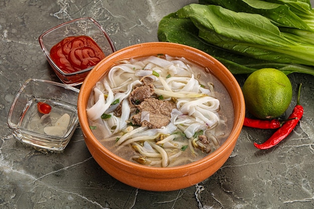 Foto sopa tradicional vietnamita pho bo con carne de res