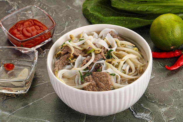 Sopa tradicional vietnamita Pho Bo con carne de res