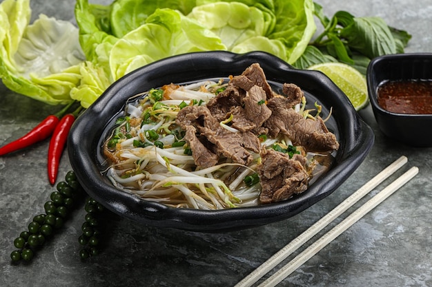 Sopa tradicional vietnamita Pho Bo con carne de res