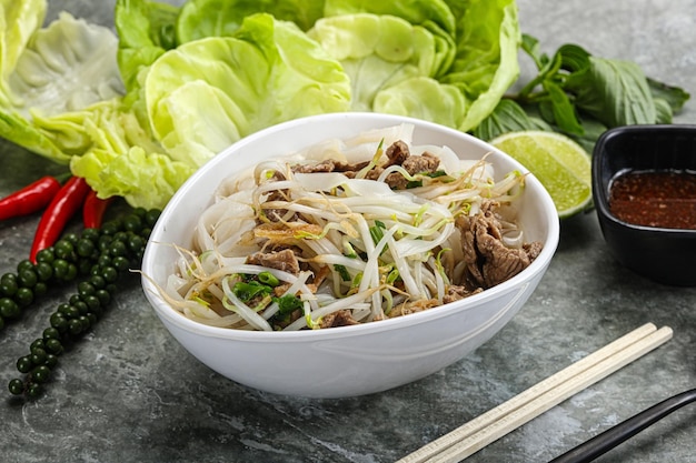 Sopa tradicional vietnamita Pho Bo con carne de res