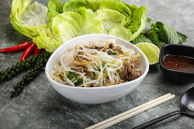 Sopa tradicional vietnamita Pho Bo com carne de vaca