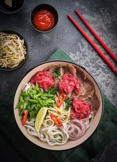 Ð ¢ sopa tradicional vietnamita pho bo. conceito de comida asiática. vista do topo.