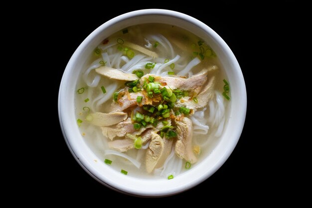 Sopa tradicional vietnamita Pho com frango em fundo preto