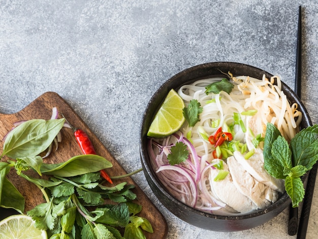 Sopa tradicional vietnamita- pho ga con fideos de pollo y arroz