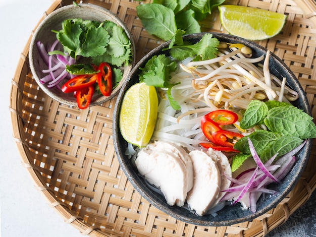 Sopa tradicional vietnamita - pho ga en un tazón con fideos de pollo y arroz