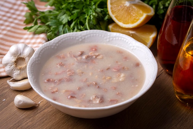 Sopa de tripe tradicional turca iskembe corbasi y sopa de despojos sopa de carne turca Kelle Paca nombre turco Kelle paca corbasi