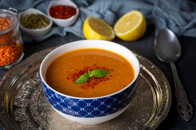 Sopa turca deliciosa tradicional; nombre turco; Tarhana o Ezogelin corbasi