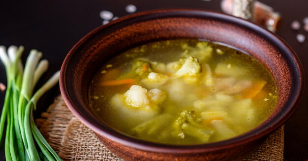 Foto sopa vegana fresca con brócoli, coliflor, espárragos y zanahorias. útil comida vegana saludable