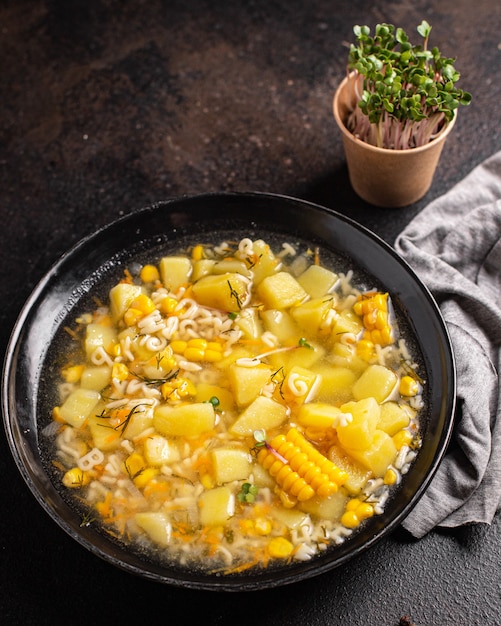 sopa vegetal maíz papa pasta alfabeto caldo pollo carne fresco porción comida bocadillo