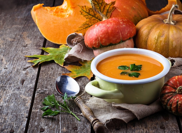 Sopa vegetariana de la calabaza en cacerola. Enfoque selectivo