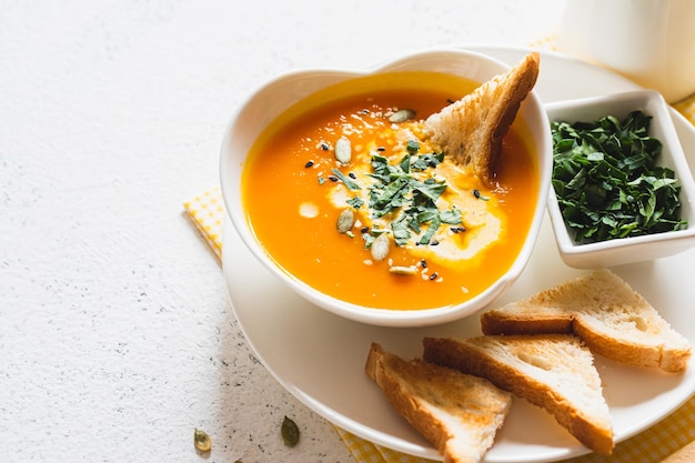 Sopa vegetariana de calabaza y zanahoria de otoño con crema y semillas Comida reconfortante otoño e invierno concepto saludable de comida lenta