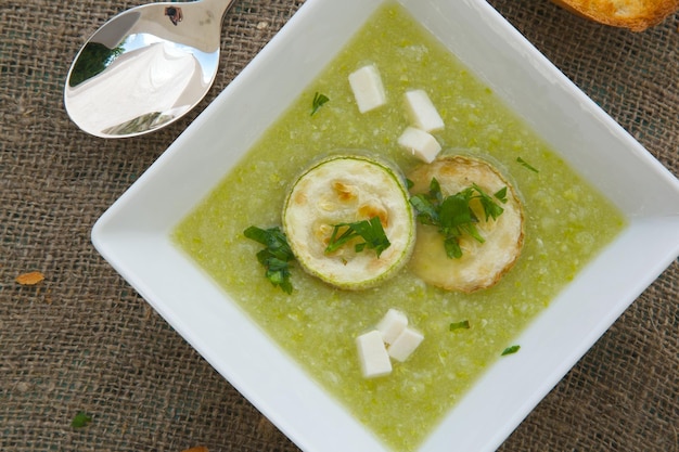 Sopa vegetariana: crema de calabacín con queso