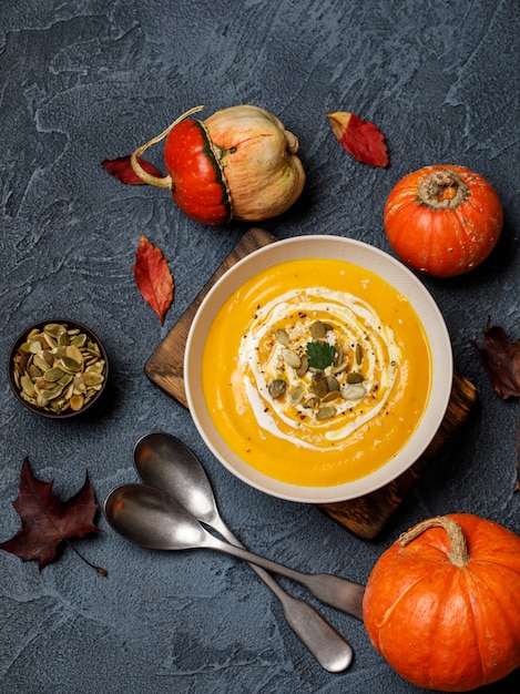 Sopa vegetariana de crema de calabaza de otoño con semillas en cuencos blancos. Sopa de calabaza