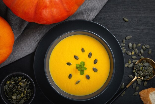 Sopa vegetariana de crema de calabaza de otoño con semillas Vista superior con espacio de copia