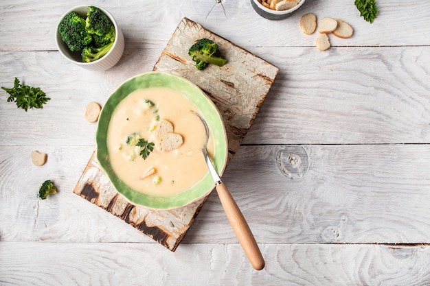 Sopa vegetariana cremosa en un bol