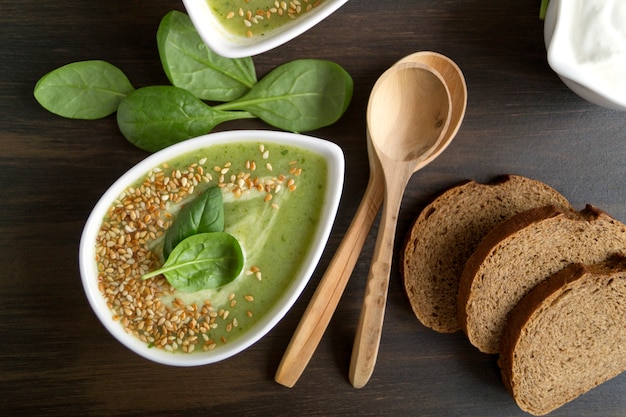 Sopa vegetariana de la espinaca en una placa blanca.