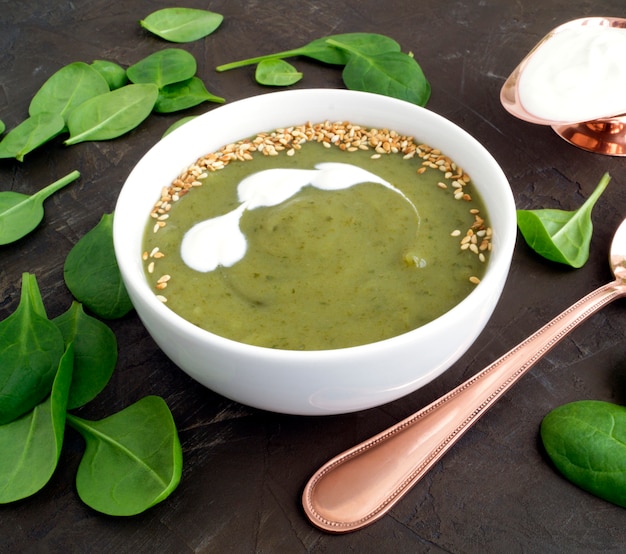 Sopa vegetariana de la espinaca en una placa blanca.