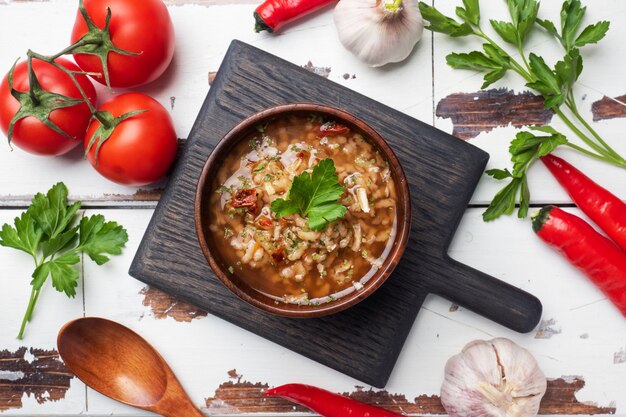 Sopa vegetariana kharcho com arroz e legumes.