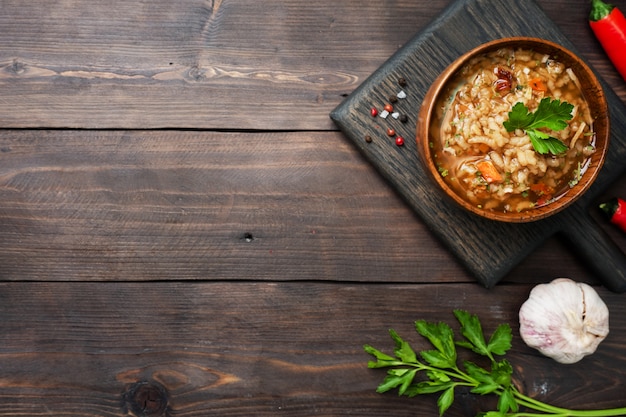 Sopa vegetariana kharcho com arroz e legumes.