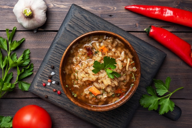 Sopa vegetariana kharcho com arroz e legumes.