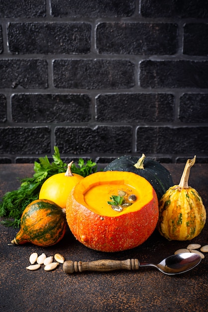 Foto sopa vegetariana de otoño crema de calabaza