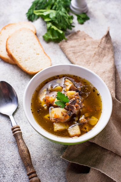 Sopa vegetariana con setas y verduras.