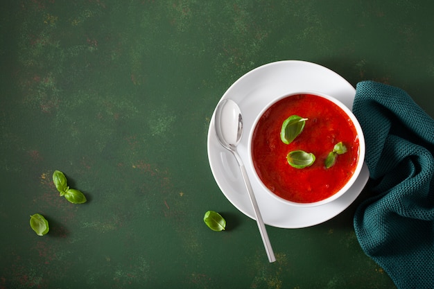 Sopa vegetariana de tomate y pimiento verde