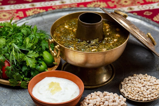 Sopa verde con la adición de varias hierbas y guisantes.