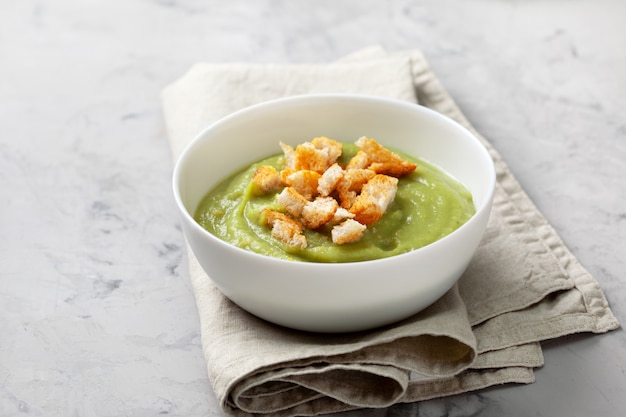 Sopa verde com croutons