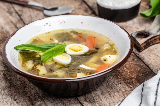 Sopa verde de batatas de ovo alazão cenouras salsa na placa de madeira Fundo de receita de comida Fechar a vista superior