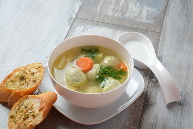 Sopa de verduras con albóndigas de pollo en un bol