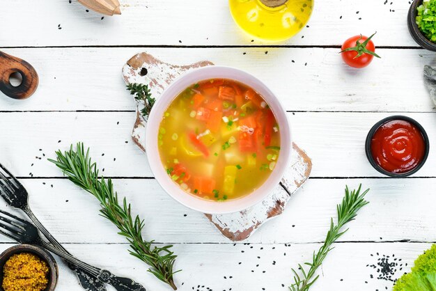 Foto sopa de verduras en un bol comida sana vista superior espacio libre para tu texto