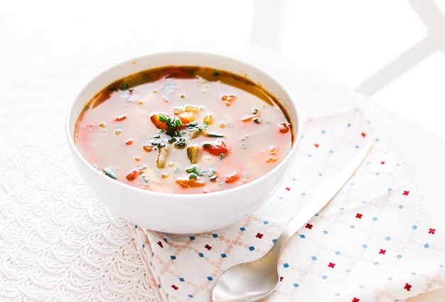 Sopa de verduras caliente en un tazón comida reconfortante y comida casera