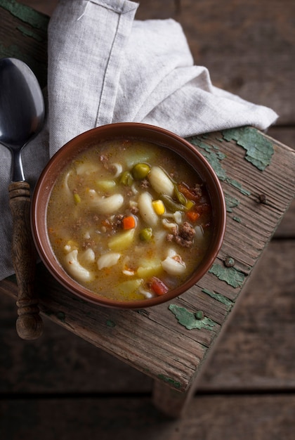 Sopa de verduras y carne picada.