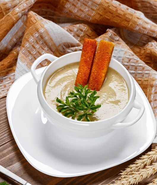 Sopa de verduras con especias y pan frito.