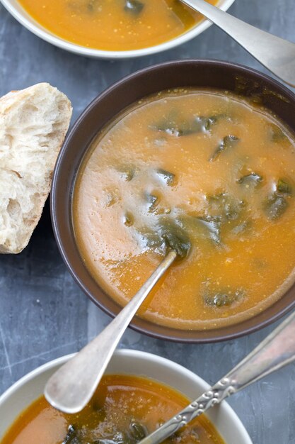 Sopa de verduras con espinacas en mesa de cerámica