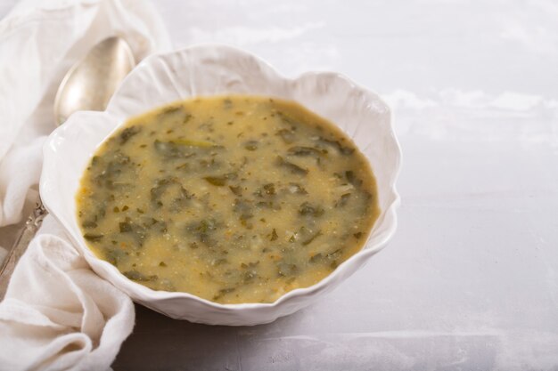 Sopa de verduras con espinacas en un tazón hermoso