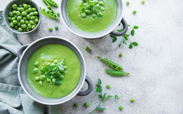 Sopa de verduras frescas hecha de guisantes verdes