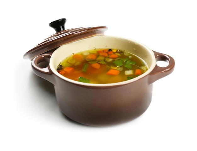 Sopa de verduras frescas en pan sobre fondo blanco.