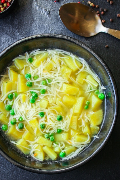 sopa de verduras guisantes verdes y pasta pequeña y delgada