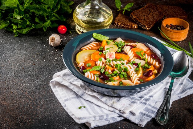 Sopa de verduras italiana Minestrone con pasta fusilli