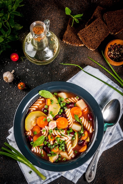 Sopa de verduras italiana Minestrone con pasta fusilli