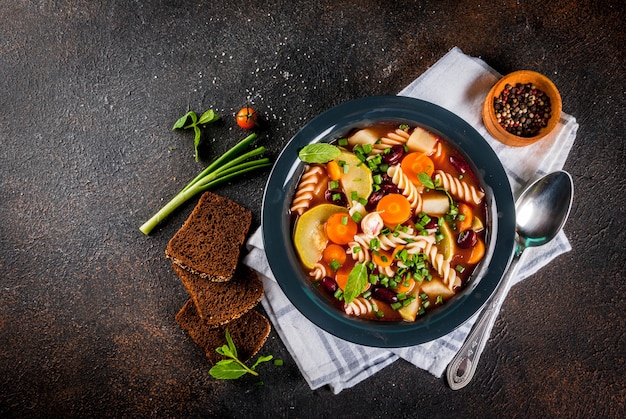 Sopa de verduras italiana Minestrone con pasta fusilli