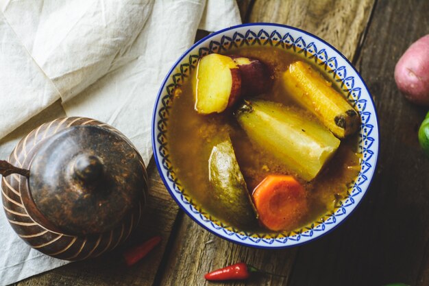 Sopa de verduras latinoamericana con ingredientes zanahoria, chayote, camote, pimiento verde banana