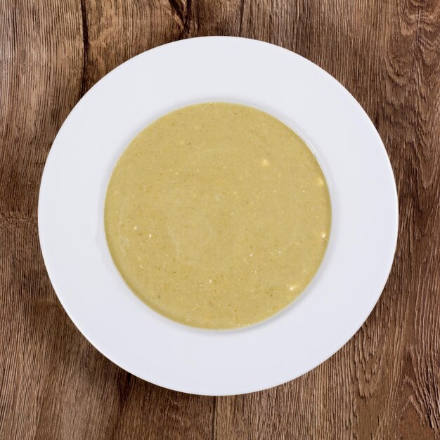 Foto sopa de verduras en una mesa de madera