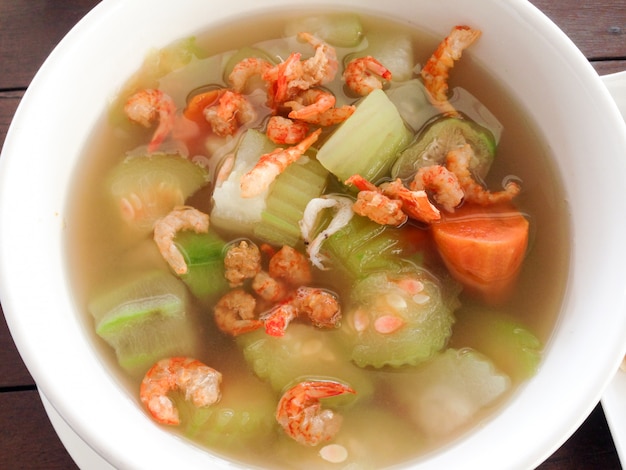 Foto sopa de verduras mezclada picante tailandesa con las gambas.