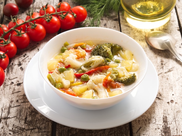 Sopa de verduras minestrone con tomate, apio, zanahoria, calabacín, brócoli.