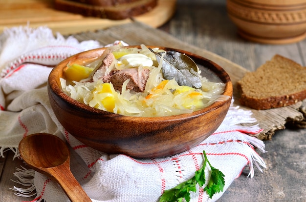 Foto sopa de verduras con pan