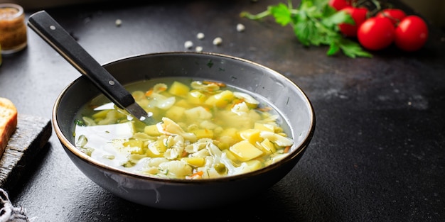 Sopa de verduras pasta primer plato caldo, papa, coliflor, zanahoria sin carne vegetariana