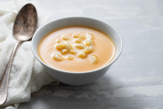 Sopa de verduras con pasta en tazón blanco